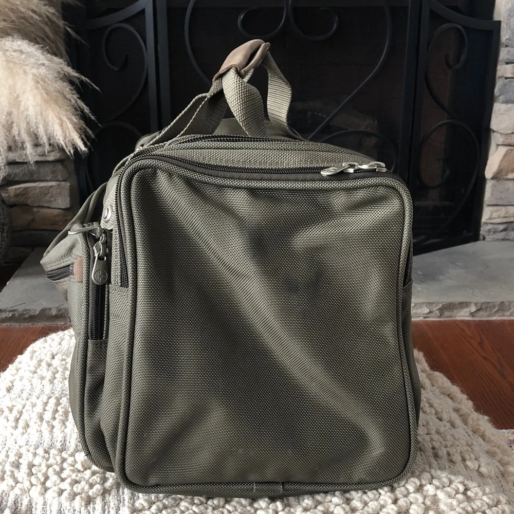 BRIGGS & RILEY 21” DUFFLE TRAVEL OLIVE GREEN BAG UNISEX IN PRELOVED CONDITION!!